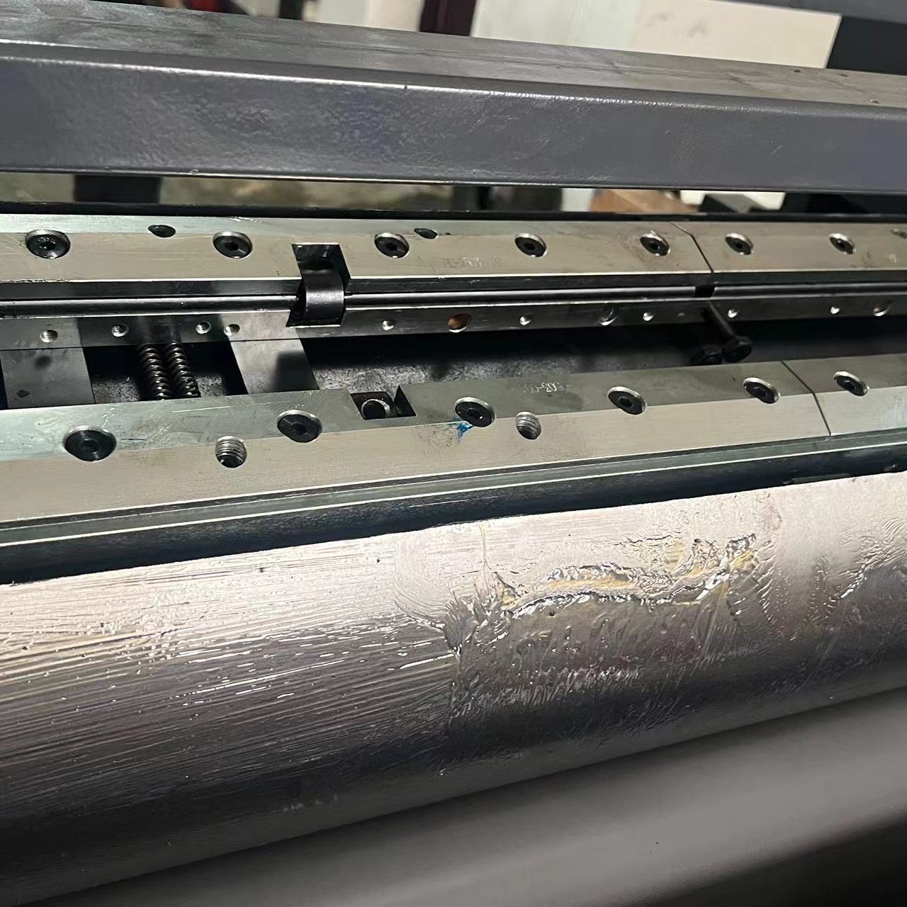 Bagaimana roller anilox keramik memungkinkan lapisan minyak bahkan di spot uv